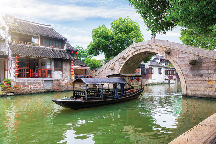 https://images.salaun-holidays.com//(image)-image-Les-canaux-de-la-ville-ancienne-eau-Tongli-pres de Shanghai-Chine-92-as_206798218.jpg.jpg